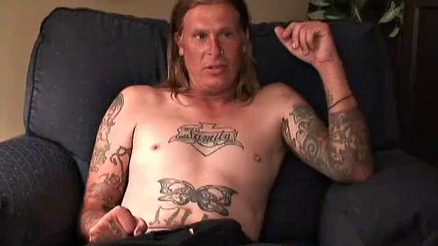 Плотник Кори знает, куда засунуть инструмент - особенно если это дырка