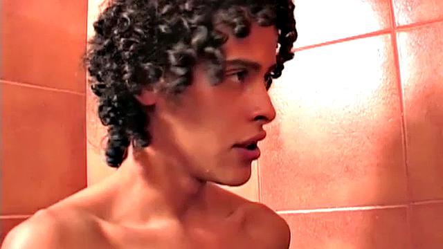 Латиносы Демьян и Данно трахаются в душе без резинки, крупный член в деле - жаркий гей-секс под водой.