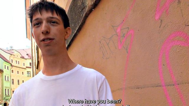 европеец получает в жопу и дрочит на камеру от первого лица