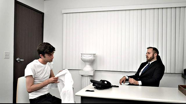 старый начальник устраивает собеседование по-болшому: штаны долой, давай в позу миссионера