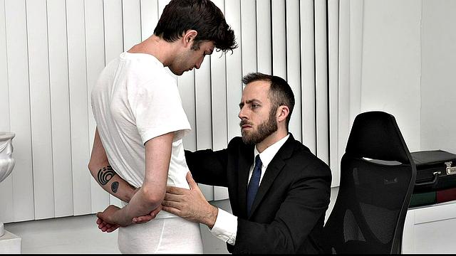 старый начальник устраивает собеседование по-болшому: штаны долой, давай в позу миссионера