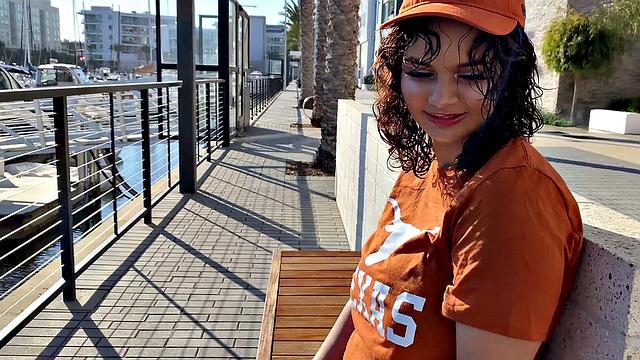 Кристал рулит сиськами, но финал на лице заходит лучше всего