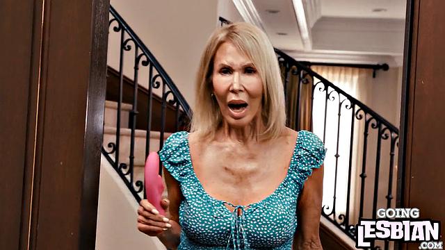 волосатая милфа теряет контроль с вибратором в душе, и подруга только рада