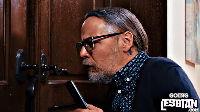 волосатая милфа теряет контроль с вибратором в душе, и подруга только рада