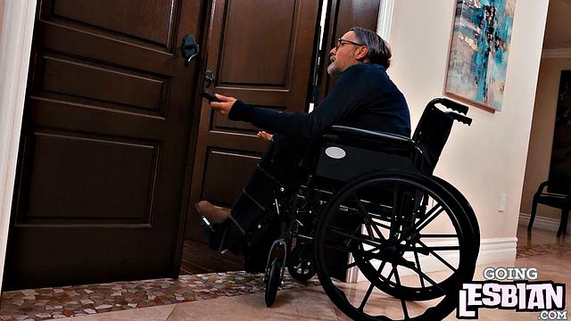 волосатая милфа теряет контроль с вибратором в душе, и подруга только рада