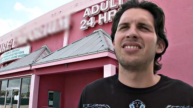 Baited guy enjoys gay gloryhole