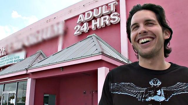 Baited guy enjoys gay gloryhole