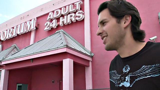 прямолинейный парень у глори-смех сквозь дырку, ориентация в смятении