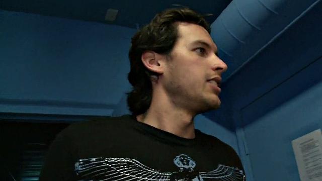 Baited guy enjoys gay gloryhole