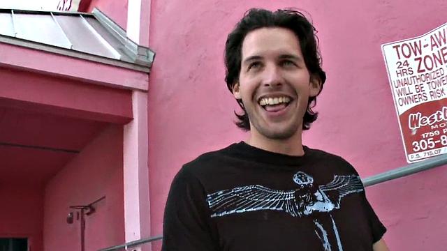 Baited guy enjoys gay gloryhole