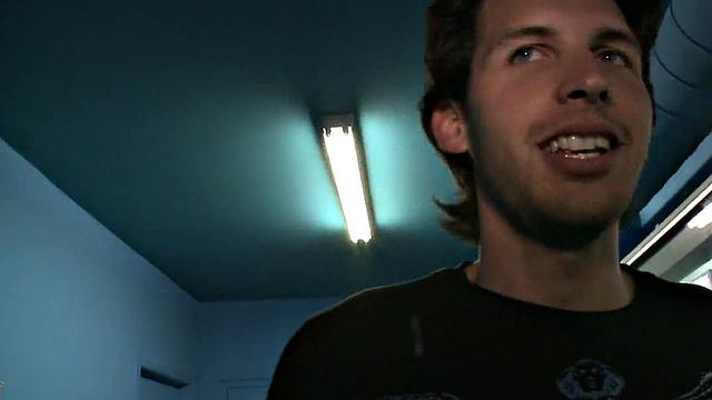 Baited guy enjoys gay gloryhole