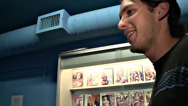Baited guy enjoys gay gloryhole