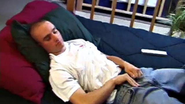 Кенни с бритой головой трахает себя игрушкой, а его член - звезда вечера