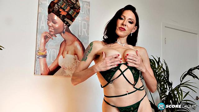 Agatha Delicious: Jack-off instruction from a 42-year-old hottie