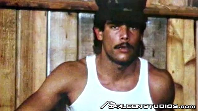 фермерские мачо жарко трахаются и отсасывают по-старому