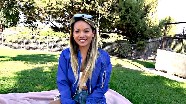 азиатская модель трахается ради фотосессии