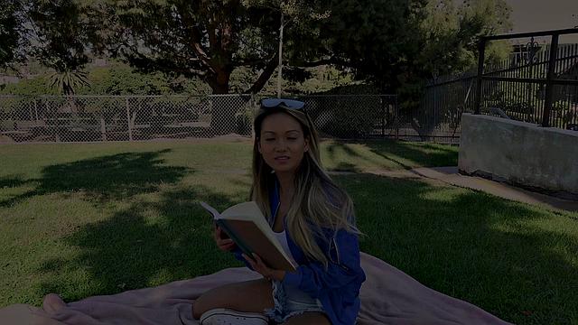 азиатская модель трахается ради фотосессии