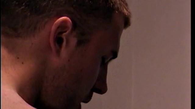 Смотрю, как Сет дрочит свой волосатый член и кончает для мужиков-гей зрителей.