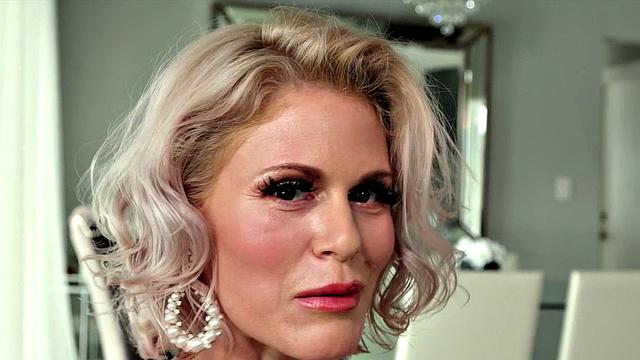 горячая блондинка Casca Akashova соблазняет пышными сиськами и формами