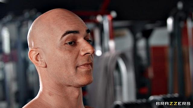 В зале Romy Indy ловит на себе похотливый взгляд и срывает тренировку ради большого члена Christian Clay - страсть захлестывает на скамье!