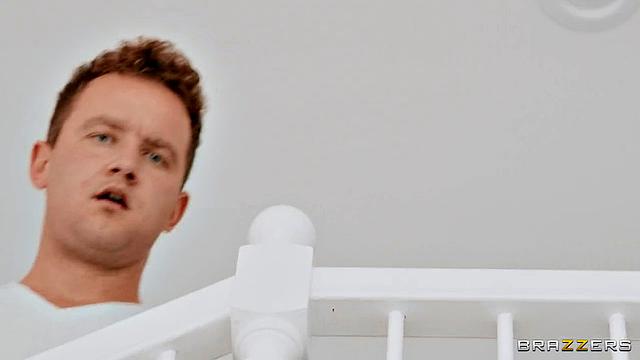 Сэлли D'Angelo соблазняет пару у себя в доме и устраивает жаркий секс втроём с Nicole Kitt и Van Wylde в душе утром после ночи флирта и слежки за ними.