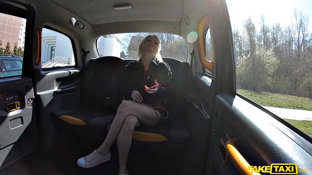 Венгерская блондинка Зази Скимм дрочит в такси и трахается с водителем, сперма на лице и груди.