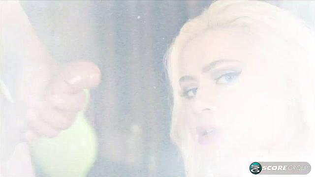 Блондинка с большой жопой трахается с двумя парнями