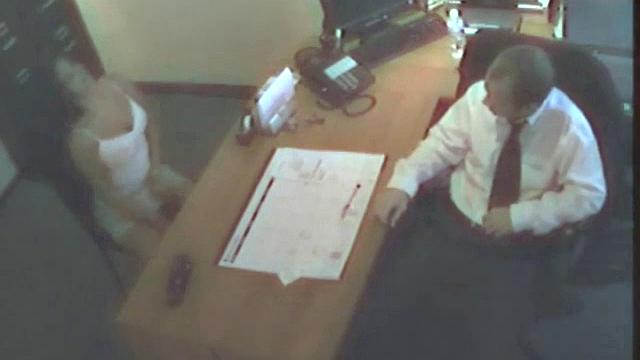 scandalgfs получает жесткий трах и глубокий кунилингус прямо в офисе