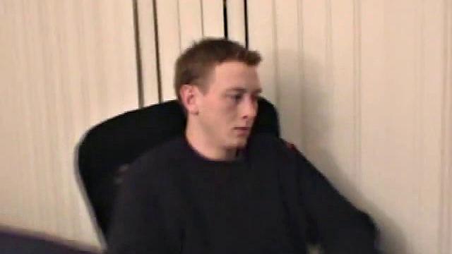 Гей Корбин дрочит сам себе и шутит над своим рекордом по кончанию один дома без зрителей, как истинный чемпион вечера.