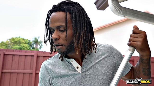 возбужденная брюнетка затаскивает парня и ловит сперму на лицо