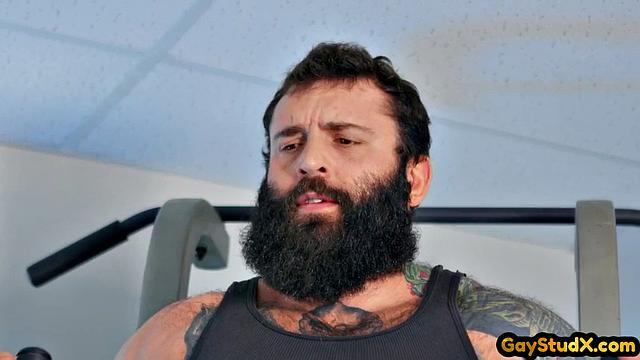 Зрелый доминант жестко трахает парня в попу и кончает на лицо после страстного кунилингуса.