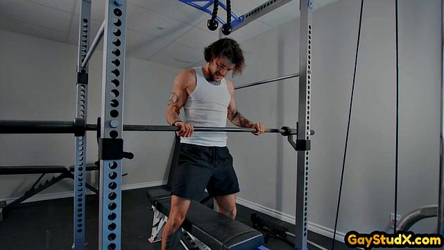 Зрелый доминант жестко трахает парня в попу и кончает на лицо после страстного кунилингуса.