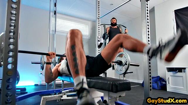 Зрелый доминант жестко трахает парня в попу и кончает на лицо после страстного кунилингуса.