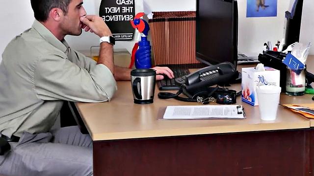 татуированный красавец и его друг в очках жарко трахаются в офисе без резинки