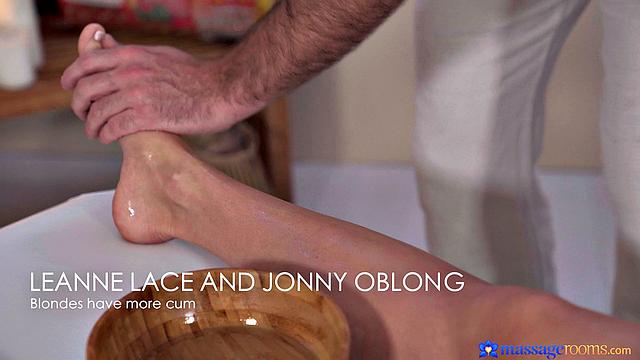 блондинка получает масляный массаж и жёстко трахается