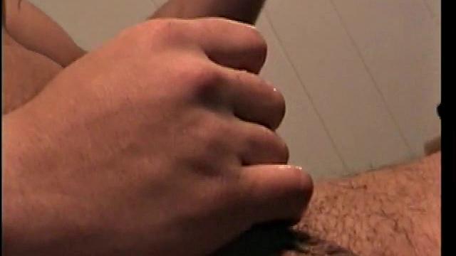 Итан развлекает себя вручную, ведь секса проще не найти