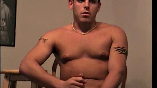 Итан развлекает себя вручную, ведь секса проще не найти