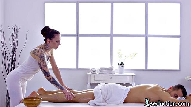 Naughty inked masseuse cockriding client