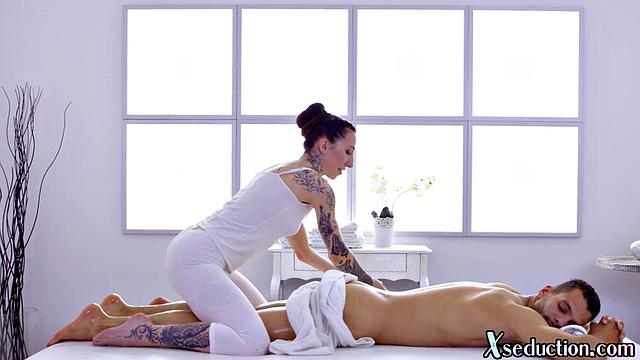 Naughty inked masseuse cockriding client