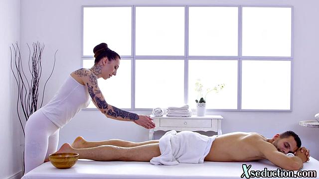 Naughty inked masseuse cockriding client