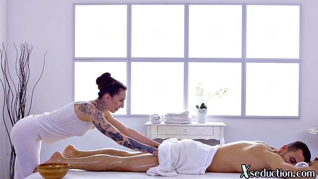 Naughty inked masseuse cockriding client