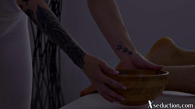 Naughty inked masseuse cockriding client