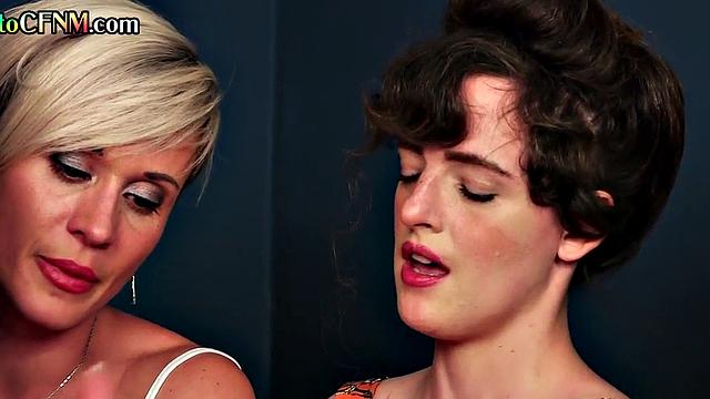 британские шлюхи дрочат ему вместе, не раздеваясь