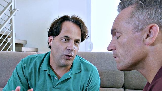 Рыжая соблазняет отчима ради жаркой ночи