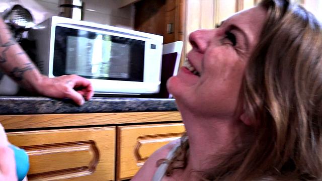 зрелая мамка трахается на кухне с молодым любовником