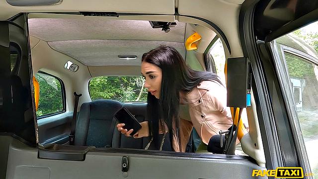 Брюнетка трахается на заднем сиденье после ссоры с парнем