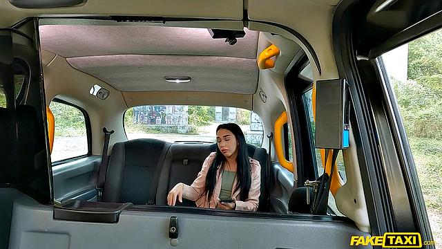 Брюнетка трахается на заднем сиденье после ссоры с парнем