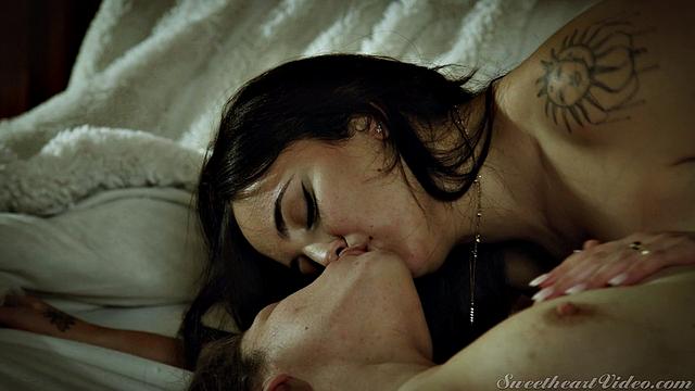 Nika Venom и Victoria Voxxx лижут друг другу киски и трахаются языками и пальцами до оргазма.