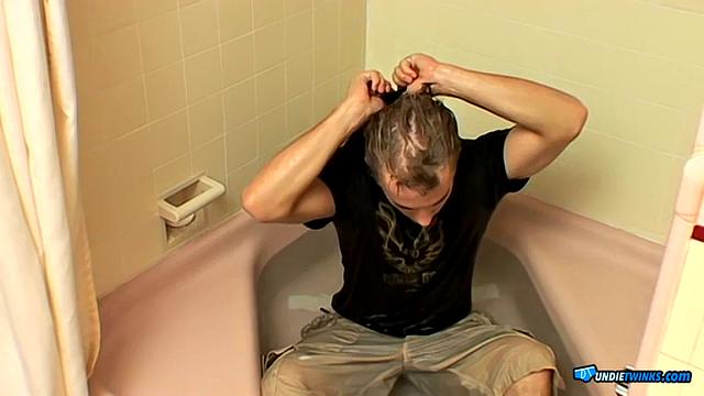 Kelly Cooper Takes a Bath - Kelly Cooper