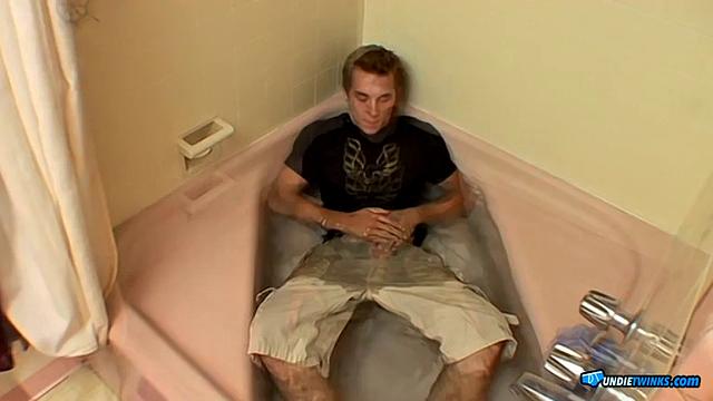 Kelly Cooper Takes a Bath - Kelly Cooper